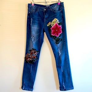 Mid-rise styled jeans, size 4 (fits 4/6) above hip. Worn twice and cleaned.